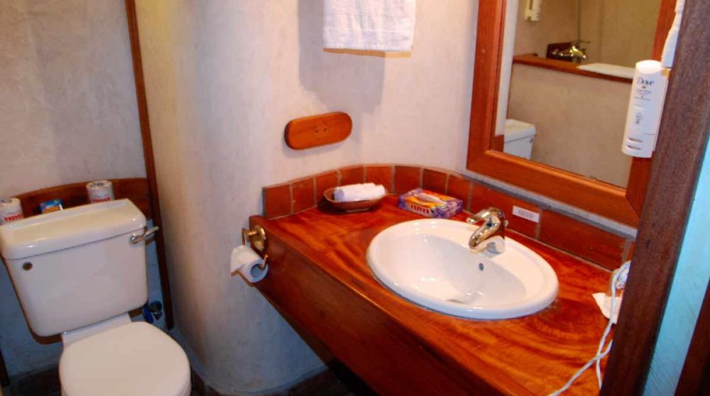 La salle de bains d'une chambre standard au Sands at Noma