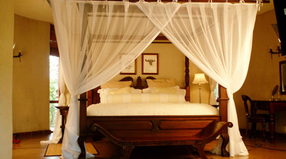 Lit à baldaquin dans une suite au Tintswalo Safari Lodge