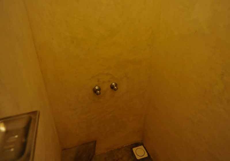 Salle de bains dans une chambre à Zanzibar