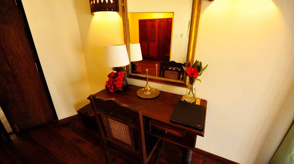 Le bureau dans une chambre de l'hôtel en Tanzanie