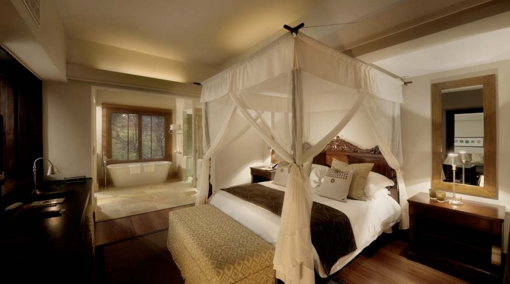Lit à baldaquin dans une suite en Tanzanie