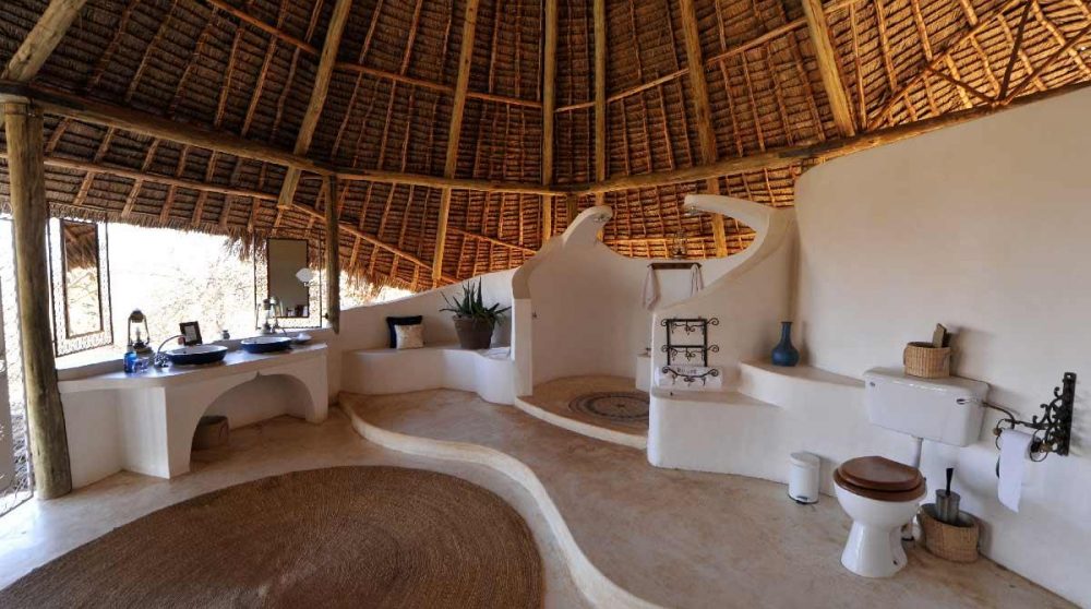 Une grande salle de bains près de la réserve Samburu