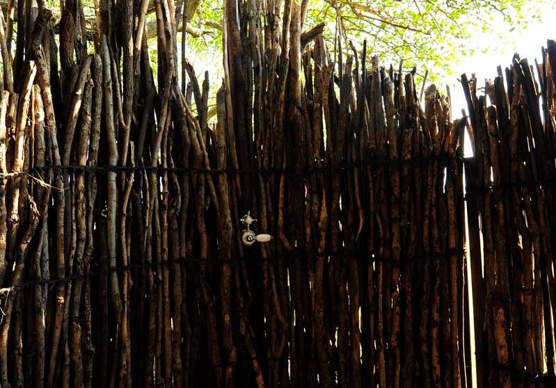 La douche dans la salle de bains en Tanzanie