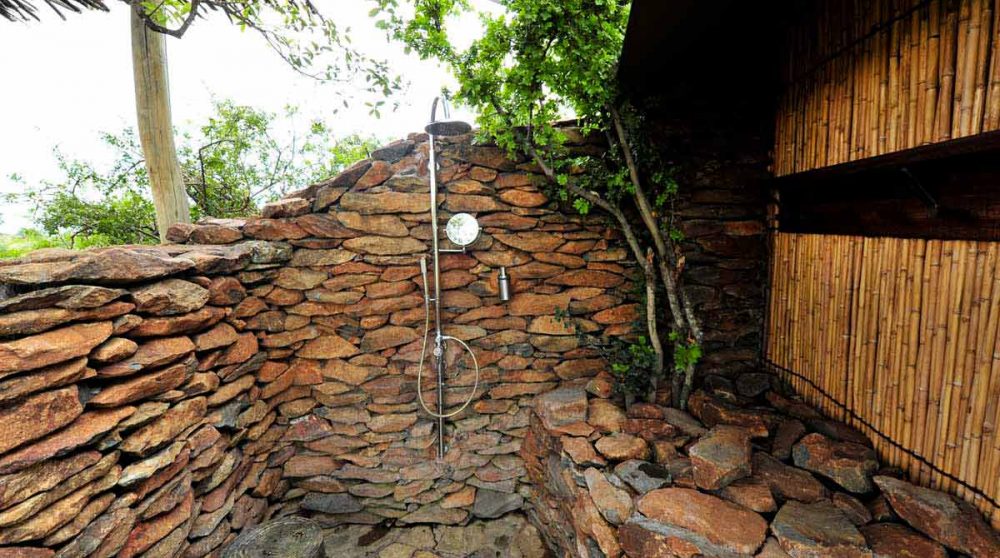 Douche extérieure au lodge en Tanzanie