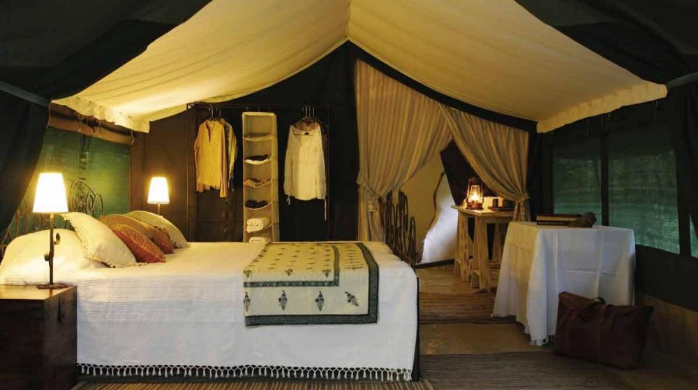 Intérieur d'une grande tente