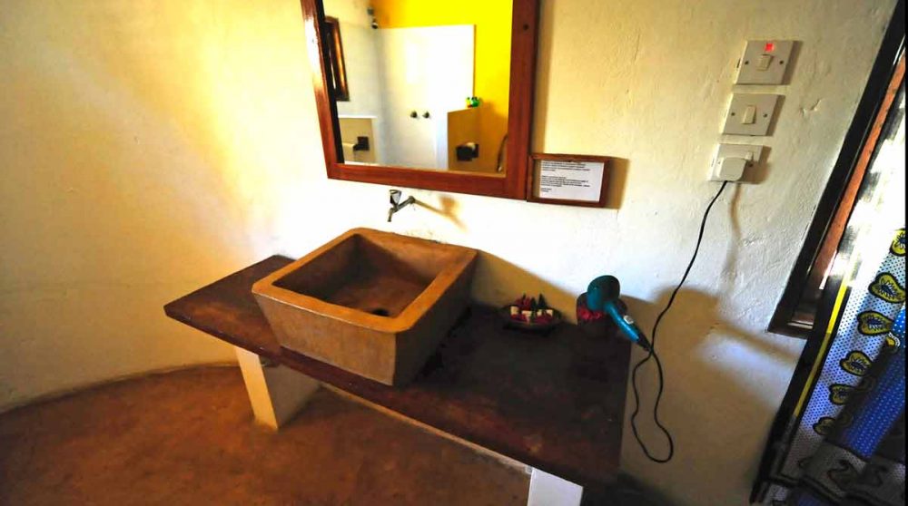 Lavabo en pierre dans la rustique salle d'eau