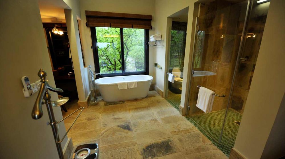 Une grande salle de bains