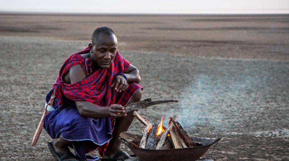Un masaï et un feu