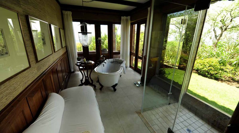 La salle de bains donnant sur la nature