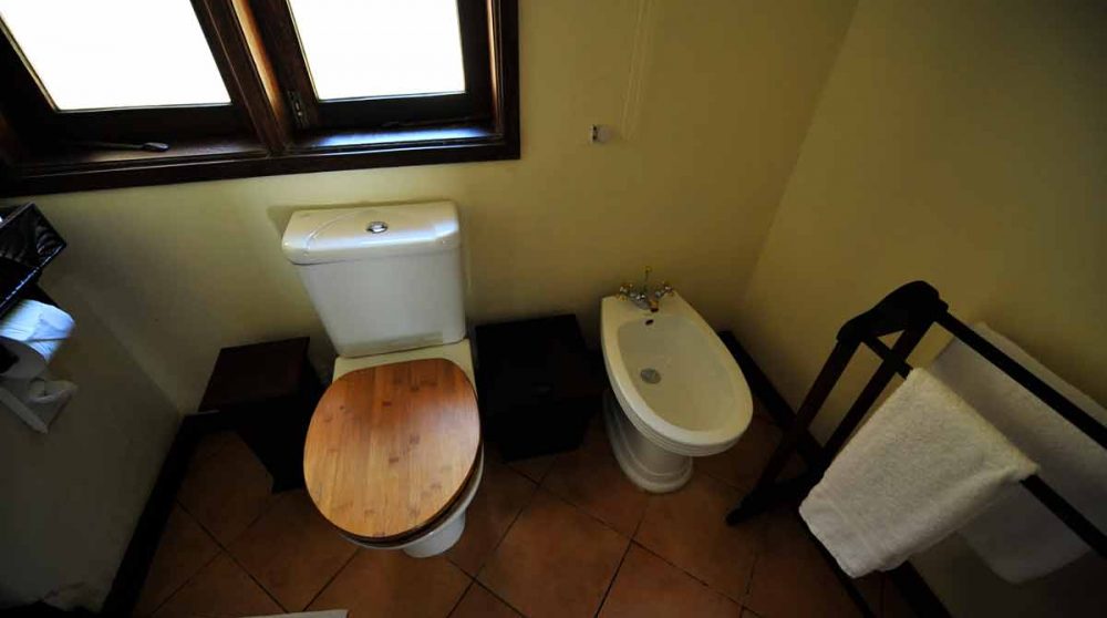 Les toilettes dans une salle de bains de l'établissement à Zanzibar