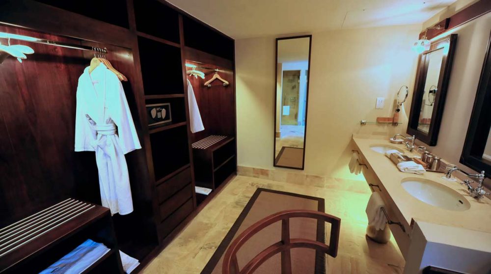 Dressing et salle de bains dans le Serengeti