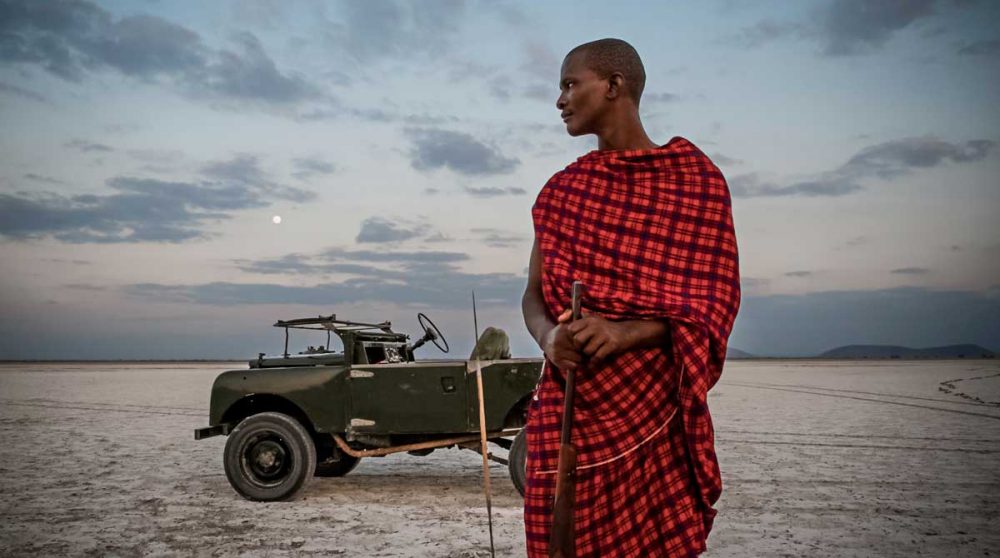 Un masaï dans le parc en Tanzanie