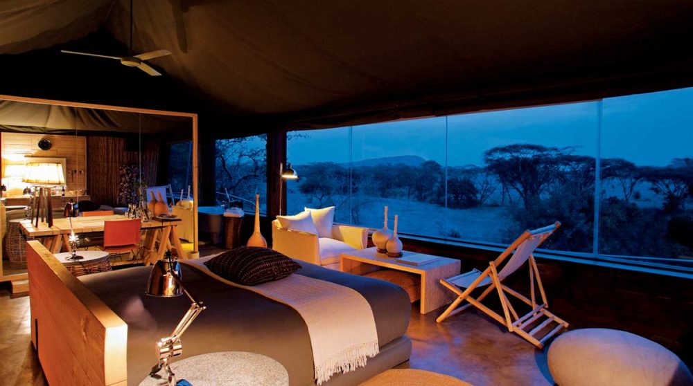 Vue nocturne de la chambre dans le Serengeti
