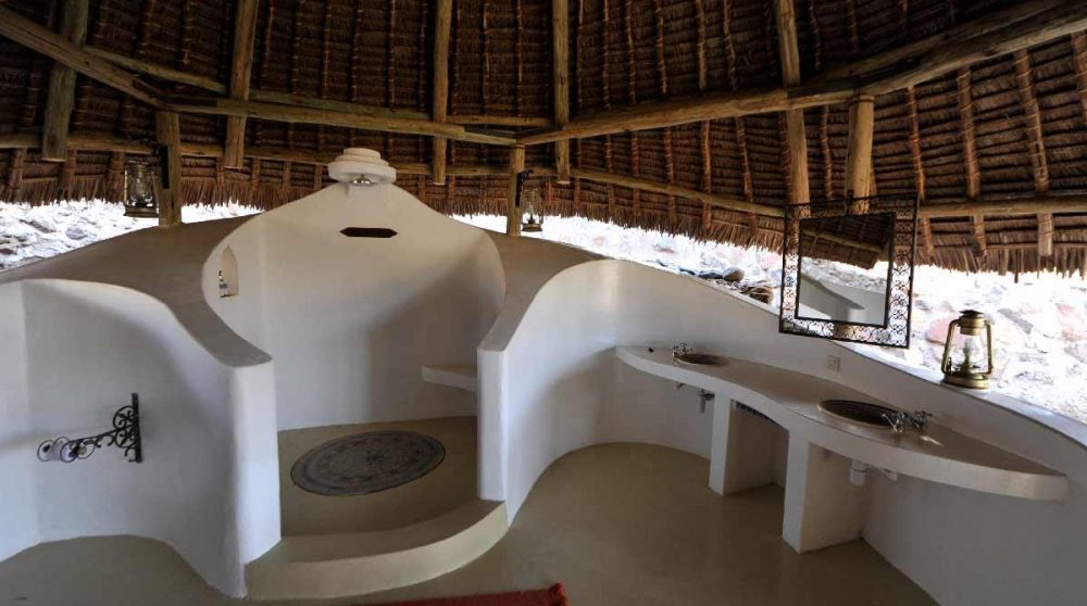 Salle de bains d'une chambre familiale au lodge Sasaab