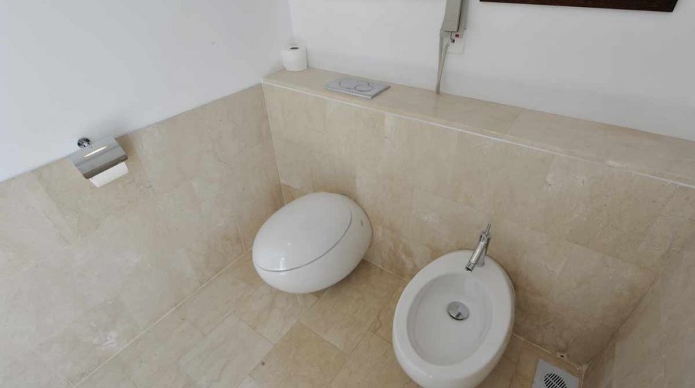 Toilettes dans une salle de bains au Residence