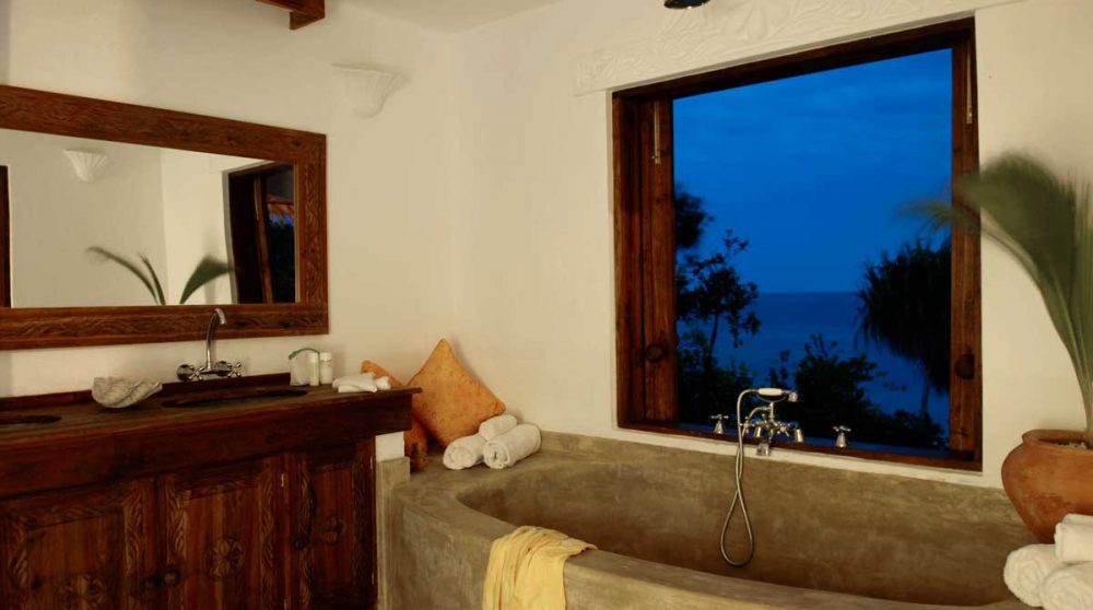 La salle de bains avec vue sur la plage à Zanzibar