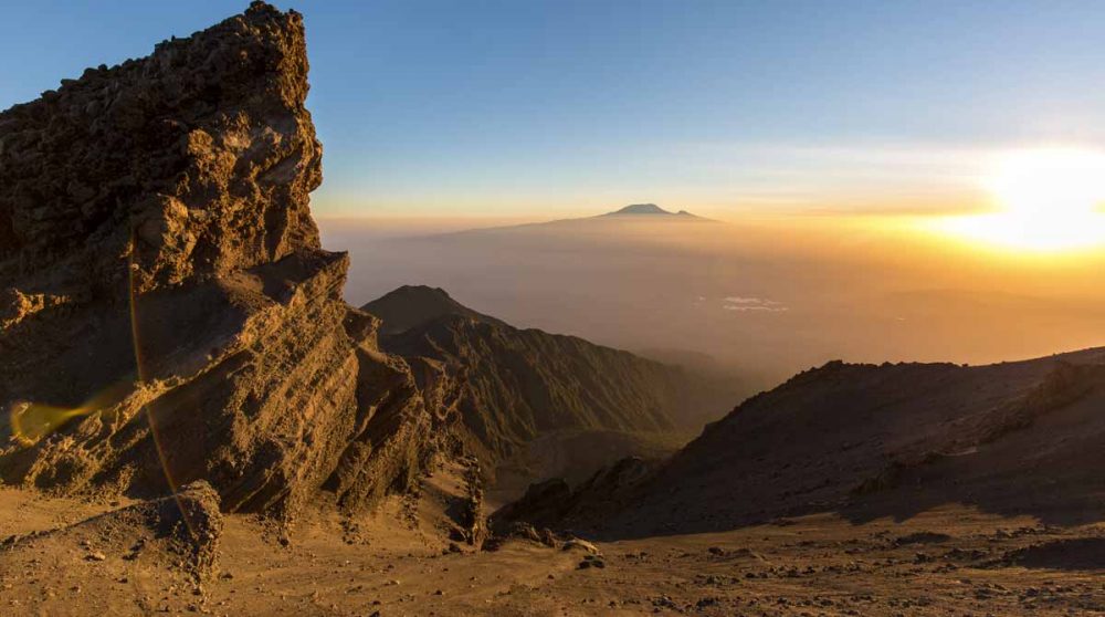 Une vue sur le Kilimandjaro depuis le Mont Meru