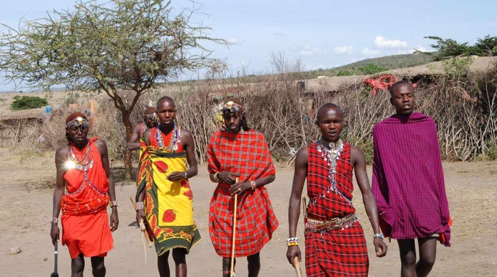 Des Masais dans un village