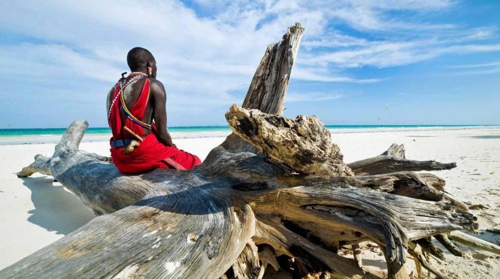 Un masai sur la plage