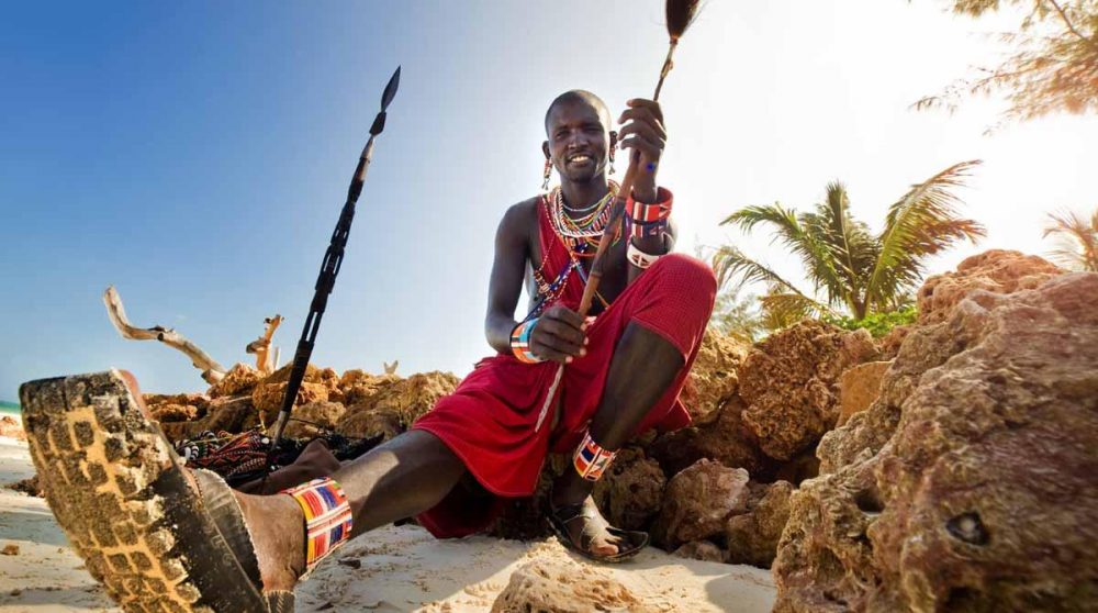 Un masai sur une plage de Mombasa au Kenya