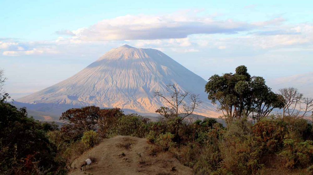 L'Ol Doinyo au Lac Natron