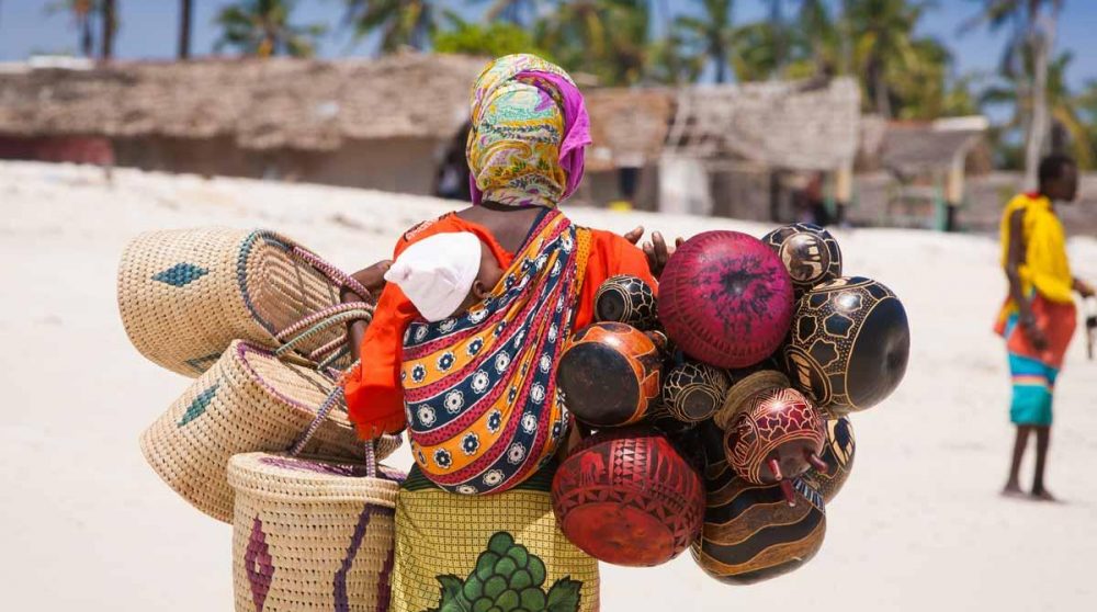Une vendeuse sur une plage de Mombasa